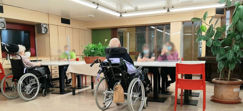 Divisi dal plexiglas, senza abbracci e contatti, ma si torna a ridere e a piangere insieme: dentro le Rsa post Covid-19